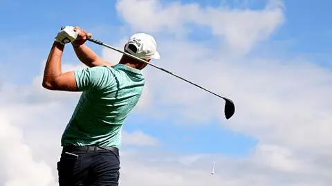 Najlepszy polski golfista pokazuje przed kamerą próbkę swoich umiejętności