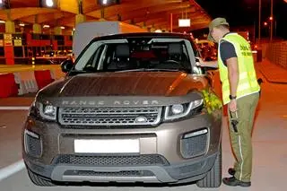 Land roverem jechała Ukrainka. Jak twierdzi, nie wiedziała, że samochód był kradziony