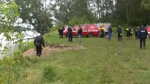 Wypadli z łodzi do Wisły. Dwóch znaleźli na brzegu, trwają poszukiwania trzeciego