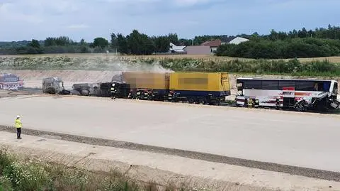 Straż pożarna: jedna z ciężarówek przewoziła materiały niebezpieczne