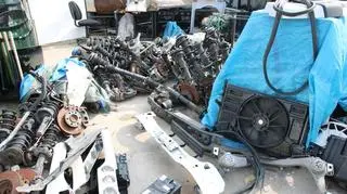 Policjanci zabezpieczyli też podzespoły samochodowe, części i tablice rejestracyjne