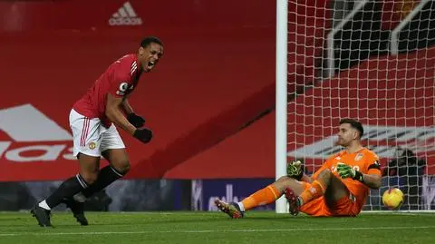 Manchester United dogonił lidera