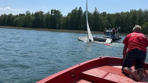 Wywrócona żaglówka na jeziorze Wigry