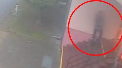 Rozpaliła ognisko pod drzwiami komisariatu