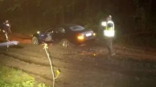 Policjanci pomogli rodzinie, której samochód ugrzązł w błocie w lesie 
