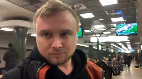 Dziennikarz Ukraina 24 Ołeh Biłecki w kijowskim metrze