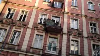 Oderwał się balkon, dwie osoby są ranne