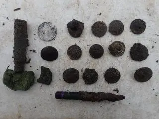 Przy zmarłych znaleziono guziki i niemieckie monety