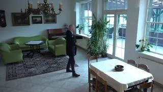 Po willi w Karczowiskach Górnych ekipę TVN24 oprowadzał prezes Fundacji Dumni z Elbląga