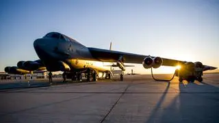 Bombowiec B-52H Stratofortress z prototypem pocisku hipersonicznego. Zdjęcie wykonano w czasie testów w sierpniu 2020 roku