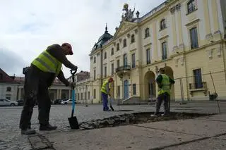 Wykop wykonano na fragmencie dziedzińca pięć na pięć metrów 