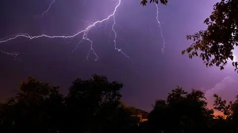 Burze z gradem. Alarmy IMGW najwyższego stopnia w pięciu województwach