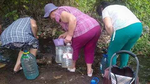 Mieszkanki okupowanego Mariupola nabierają wodę z kałuży 
