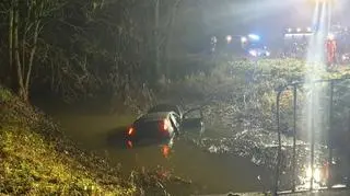 Auto z wody wyciągali strażacy