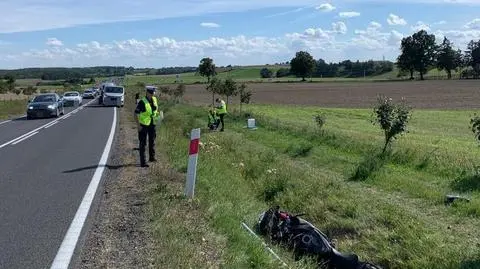 Motocyklista wypadł z drogi i uderzył w znak. Zginął na miejscu