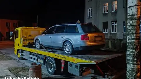 Jechał zygzakiem całą szerokością ulicy, ledwo wypowiedział kilka słów