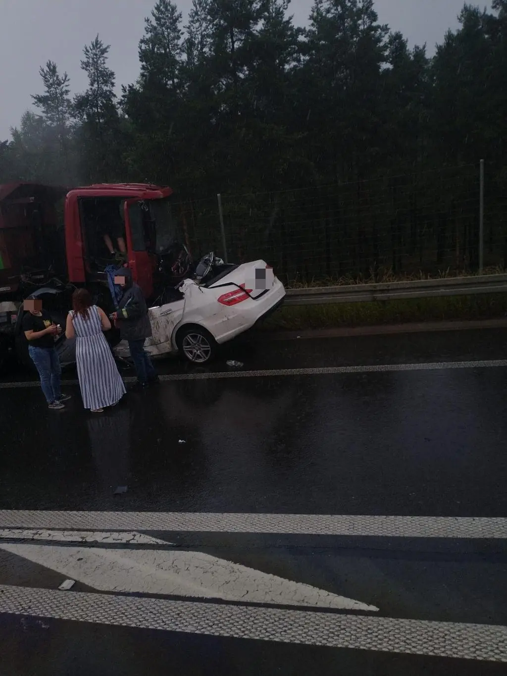 Auto wbiło się pod ciężarówkę