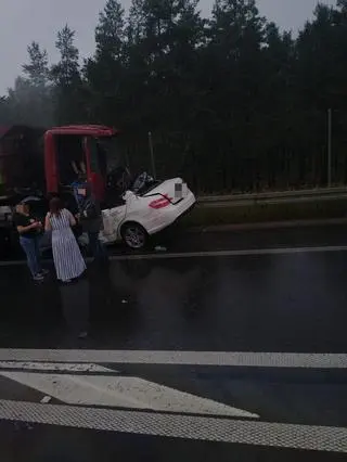 Auto wbiło się pod ciężarówkę