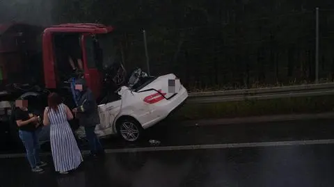 Auto wbiło się pod ciężarówkę