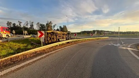 Bus dachował po uderzeniu w bariery