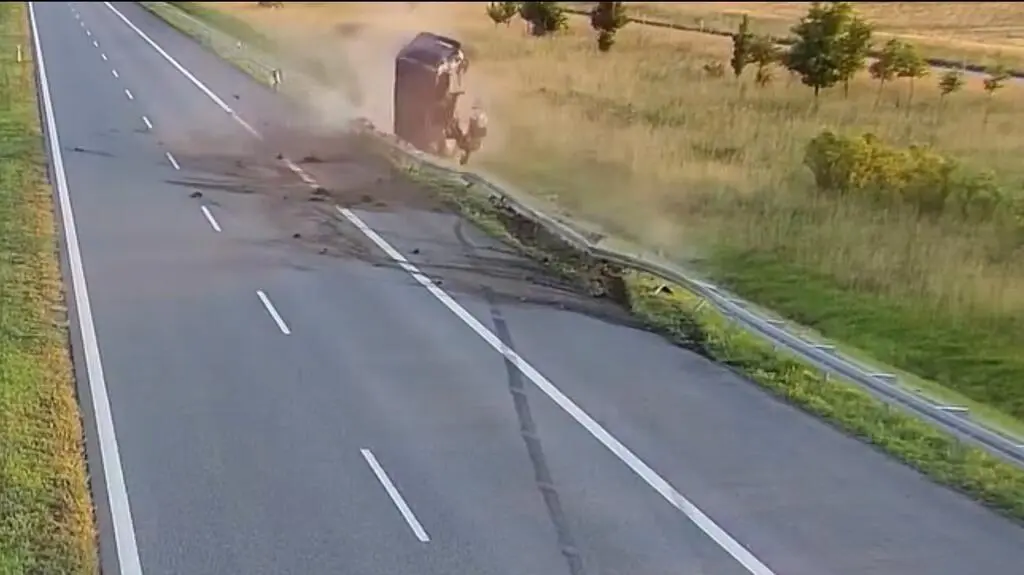 Bus przebił barierę na A1 i wpadł do rowu