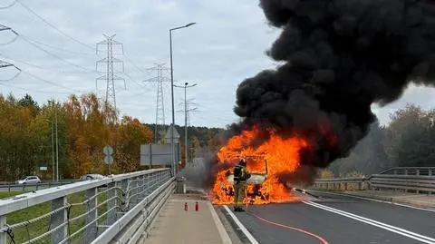 Bus zapalił się na wiadukcie 