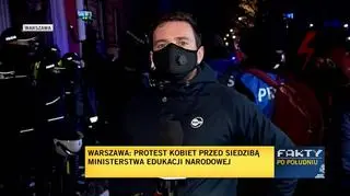 Protestujący wykrzykują swoje postulaty przed siedzibą MEN