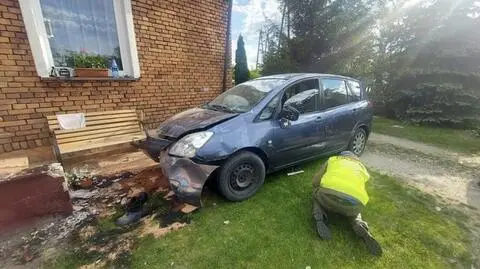 Staranował trzy ogrodzenia i wjechał na podwórko, na którym bawiły się dzieci. Kierowca usłyszał zarzuty