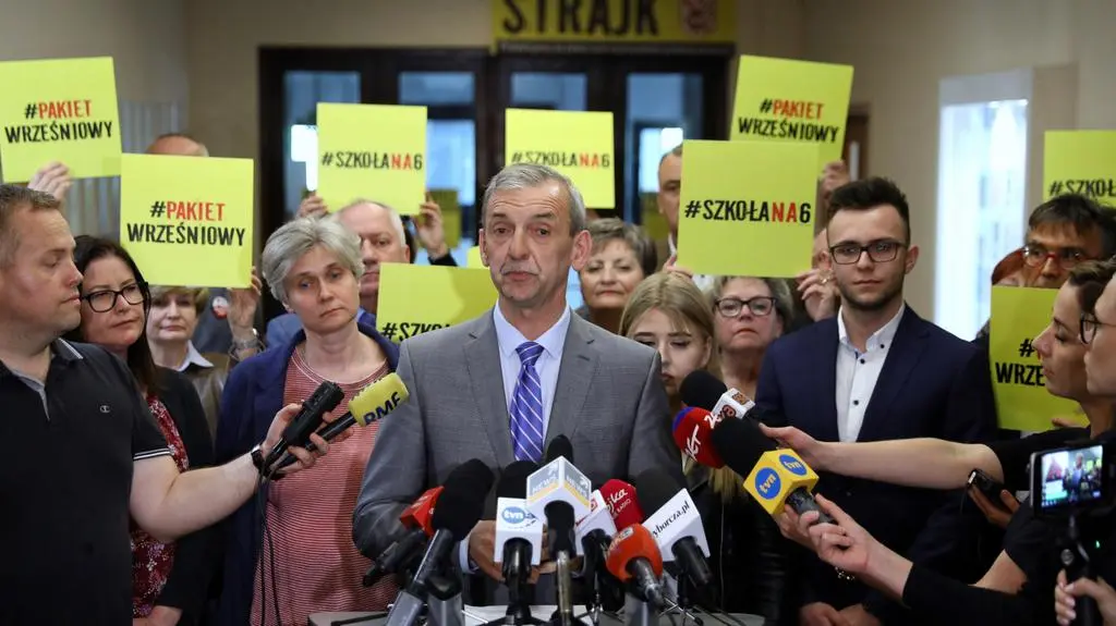 Broniarz: Zawieszamy strajk. Dajemy premierowi czas do września