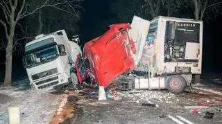 Na tył jadącej wolno cysterny najechała ciężarowa scania