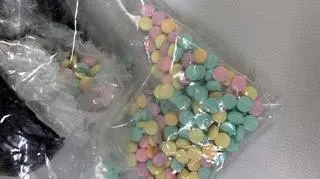 Nielegalnie produkowany fentanyl zwykle dostępny jest w tabletkach, przypominających te oferowane w aptekach 