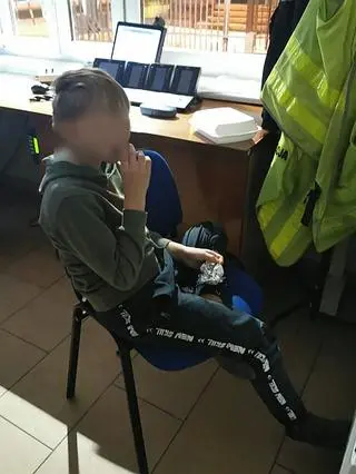 Chłopca nakarmili pizzą i dali ciepłą herbatę