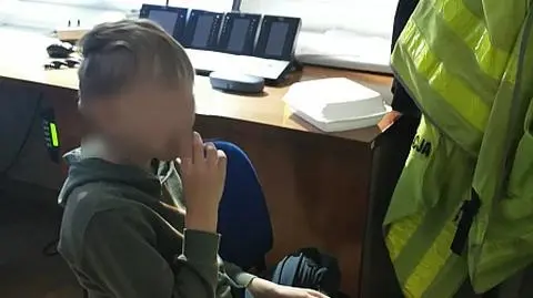 Słabo mówił po polsku, wyziębiony i zagubiony błąkał się po mieście. Pomogli ośmiolatkowi