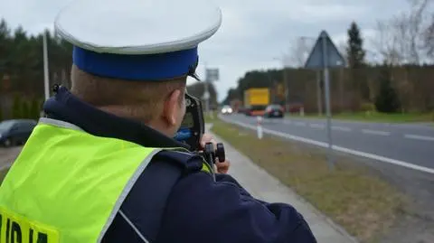 Mijając radiowóz, nacisnął mocno na gaz. W mieście rozpędził się do 132 km/h