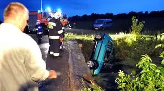 Samochód przebił metalową bandę i spadł do kanału