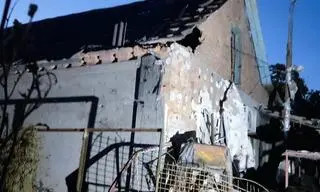 Ostrzelany budynek w mieście Nikopol 