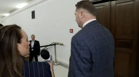 Pytanie o brak plakietki z wizerunkiem skazanych. Czarnek: jestem w pracy, ja z panią nie rozmawiam