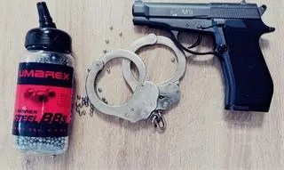 Sprawca oddał kilkanaście strzałów z pistoletu na metalowe kulki