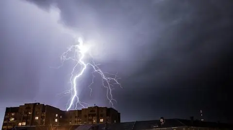 Alert RCB: burze, silny wiatr, ulewny deszcz i grad. "Możliwe przerwy w dostawie prądu"