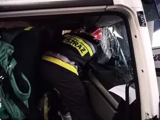 Samochód ciężarowy najechał na filar mostu na drodze ekspresowej S6 