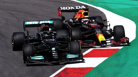 Hamilton najpierw dał się wyprzedzić. Potem pognał po kolejne zwycięstwo