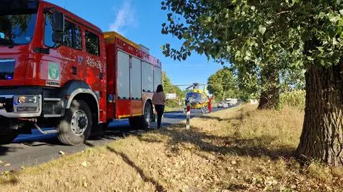 Chciał ominąć autobus, zderzył się czołowo z innym autem