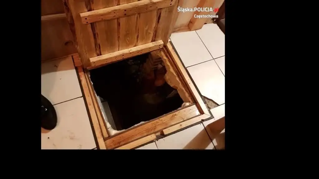 Ukrywał się pod podłogą