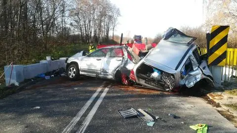 Zjechał z drogi, potrącił pieszą i uderzył w przepust. Nie żyją trzy osoby