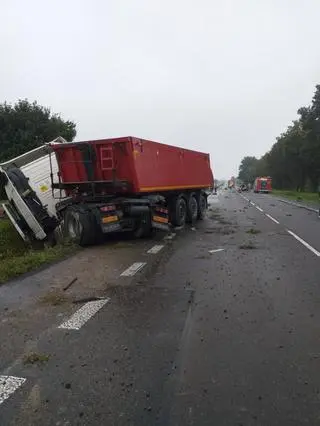 Ciężarówka wylądowała w rowie 