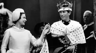 Karol, książę Walii, i Elżbieta II podczas inwestytury na zamku Caernarvon, lipiec 1969 roku