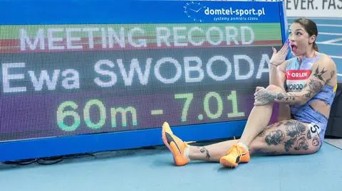 Dużo tatuaży, kolorowe paznokcie, mocna osobowość. Wszystkie oczy na Ewę Swobodę