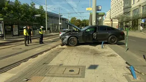 Pijany wjechał autem w przystanek