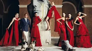 Valentino w towarzystwie modelek w sukniach jego projektu, 2007 rok
