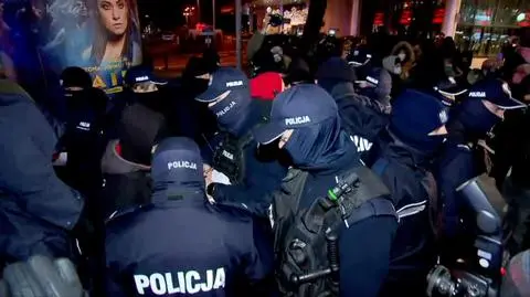 Kolejne obostrzenia znoszone, zakaz spontanicznych zgromadzeń utrzymany. "Sytuacja absurdalna"